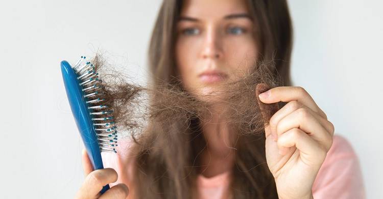 Saç Dökülmesine Etki Eden Nedenler Ve Öneriler