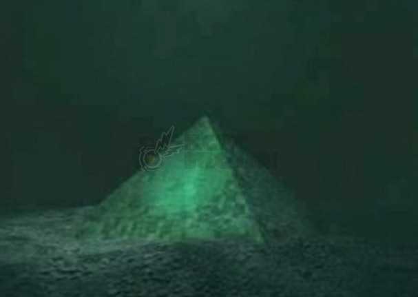 Denizde büyük kristal piramitler