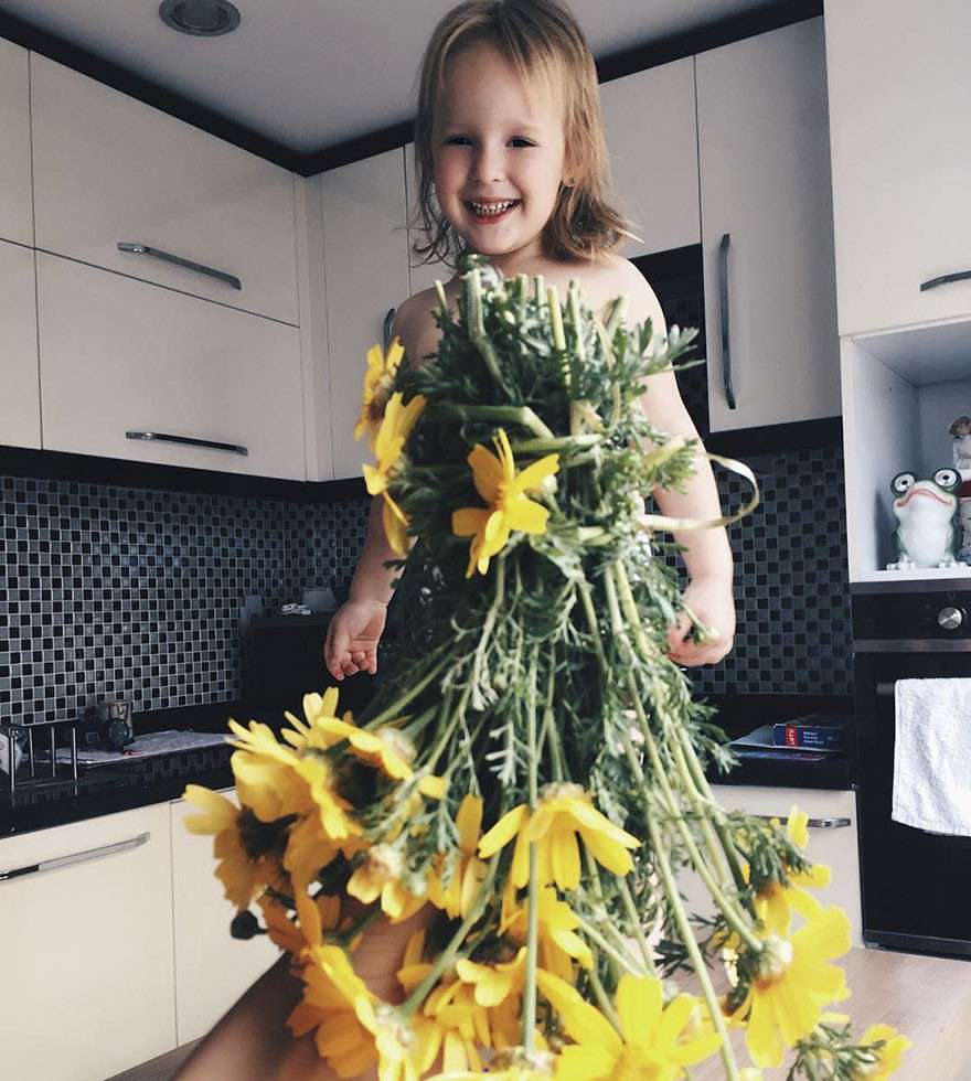 Bir Annenin Meyve, Sebze ve Çiçekleri Kullanarak Çektiği Perspektif Fotoğraflar