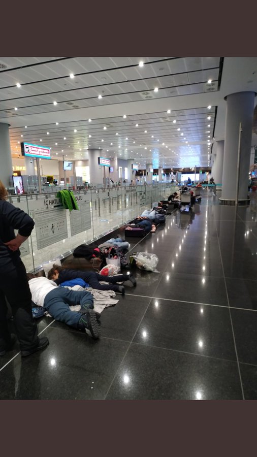 Kar nedeniyle İstanbul Havalimanı'nda mahsur kalan yolculardan "Otele ihtiyacımız var" protestosu