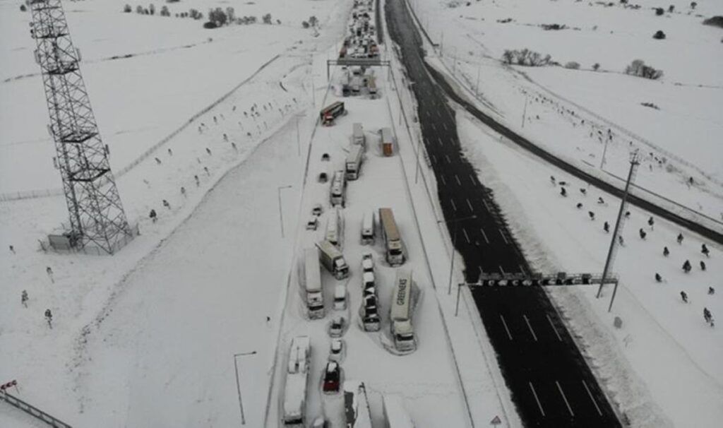 Kuzey Marmara Otoyolu'nun kar nedeniyle trafiğe kapalı kalması nedeniyle işletmeci firmaya 6,8 milyon lira ceza kesildi