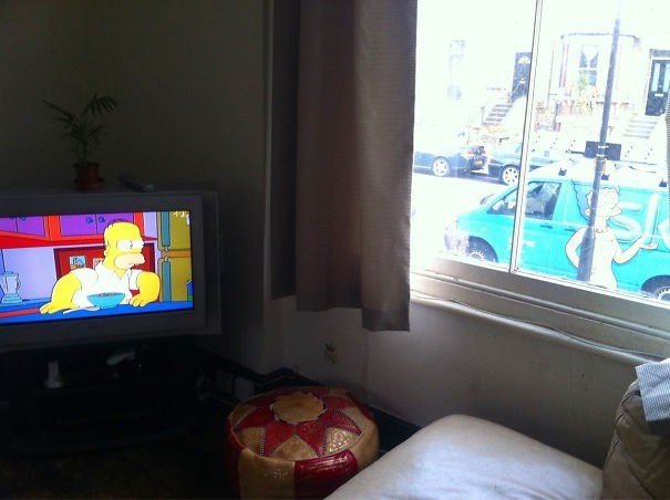 Karısını dışarıda gören simpson