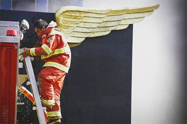 Meksika Depreminde Bir İtfaiyeci